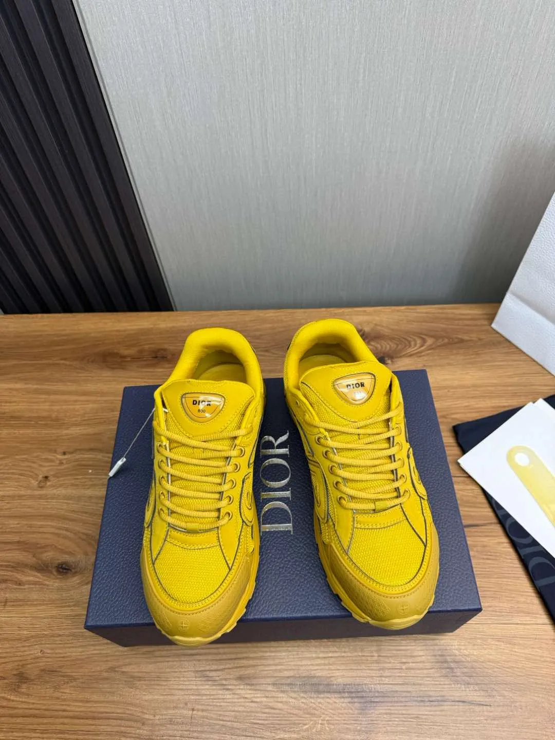 Men's men's shoes 💰740💰 D family Dior ~ New B30 couple 👫 low-top sneakers, the highest version on the market ✅ carefully made of gray mesh fabric and white technical fabric, decorated with reflective "CD30" graphic logo, and "DIO ~ B30" and "CD30" logos on the heel and tongue. An extra-light, sculpted rubber sole with signature accents adds style, while internal stretch details create ideal comfort. It can be matched with various casual styles to show the fashionable and modern sports style〰️ Size: 35-40 (customized at 40 for women) 39-45 (customized at 38.45 for men)